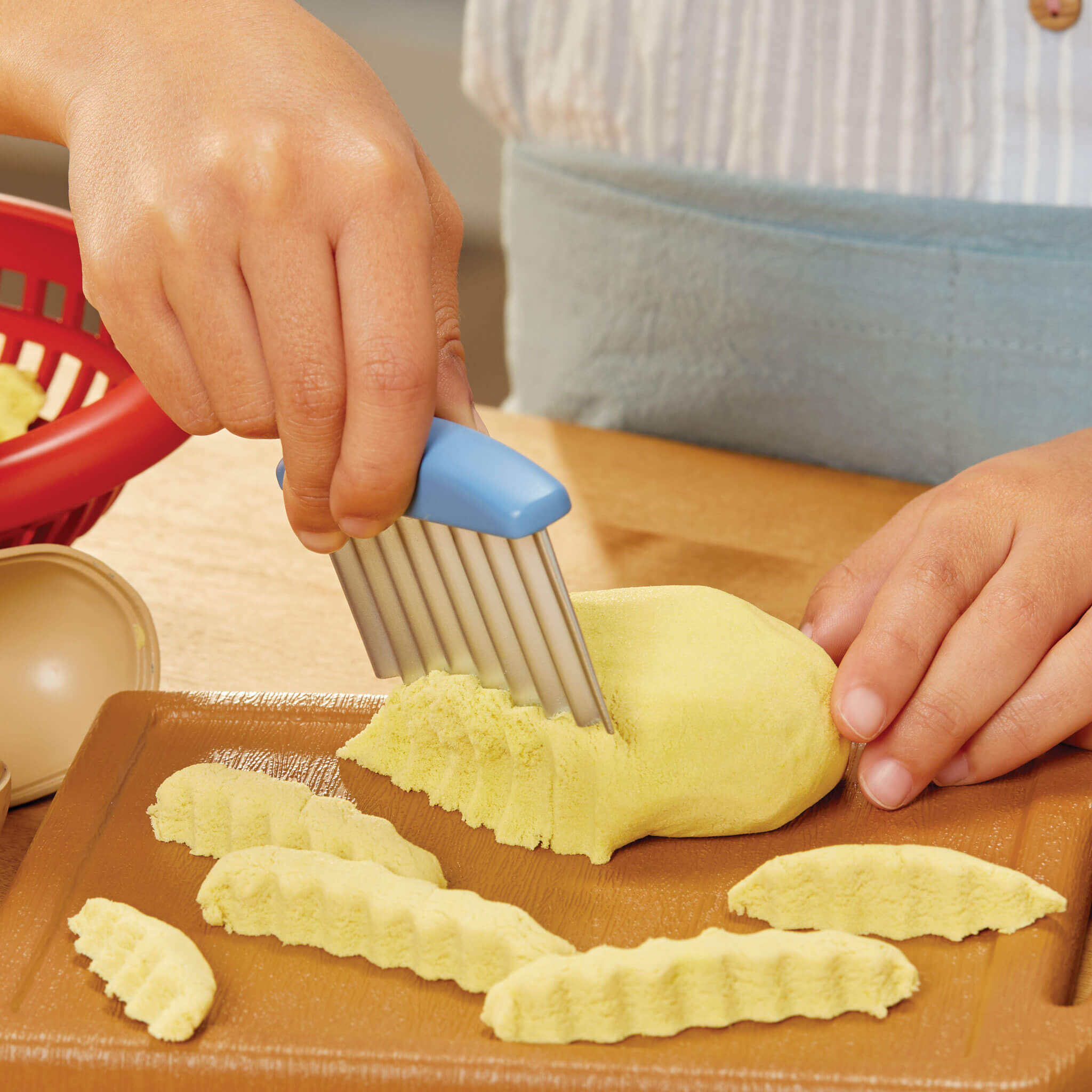 Creative Chefs™ Cheeseburger and Fries Kit - Pretend Cooking Kit with Reusable Burger and Fries Mix for Multi-Step Preparing and Plating