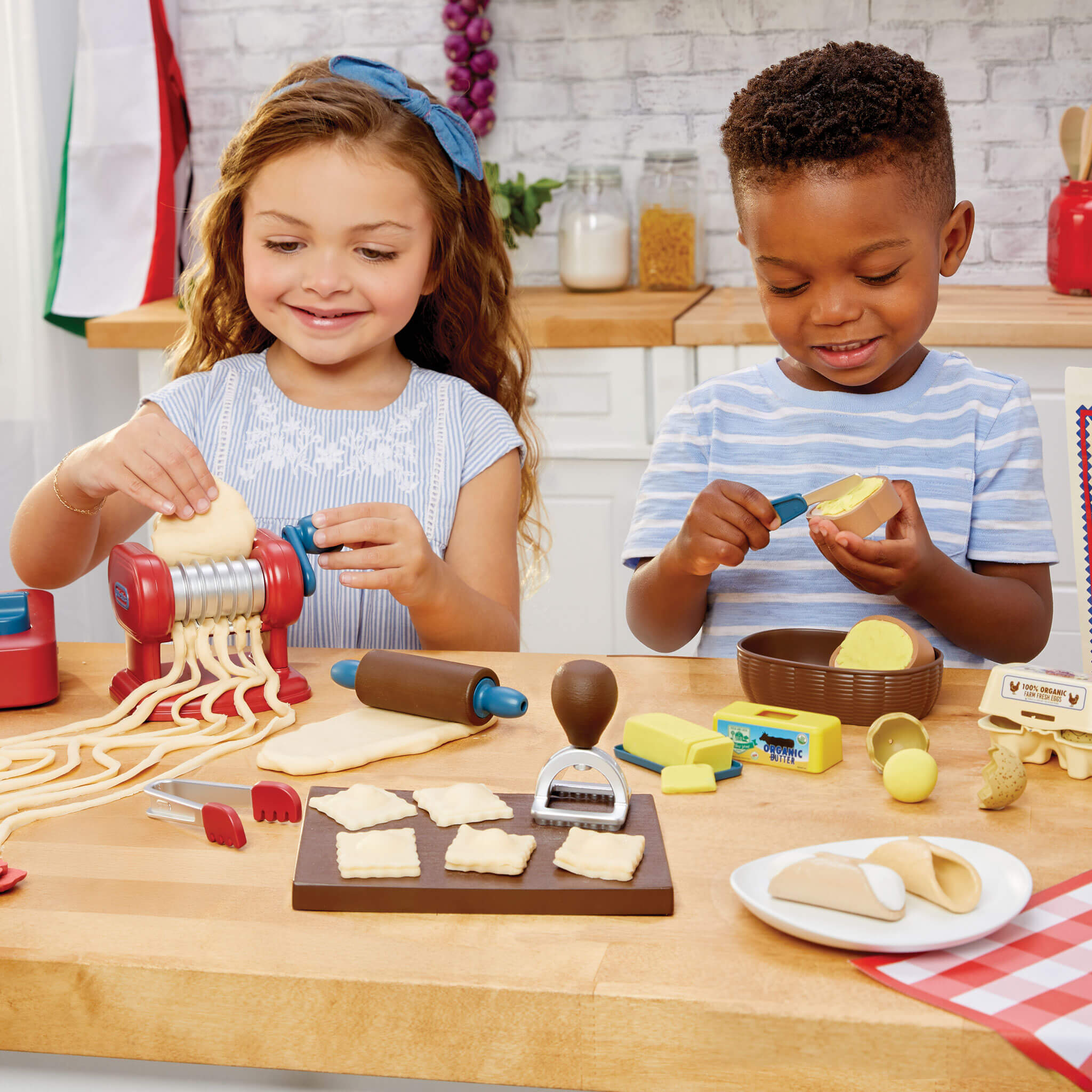 Creative Chefs™ Italian Restaurant Kit - Restaurant Play Set with Pasta Maker and Recipe Cards for Preparing, Cooking and Serving Adventures