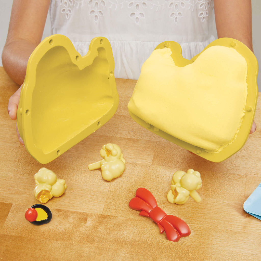 Creative Chefs™ Bluey - Duck Cake Kit - Pretend Baking Kit with Recipe Cards and Play Ingredients for Preparing, Assembling and Decorating